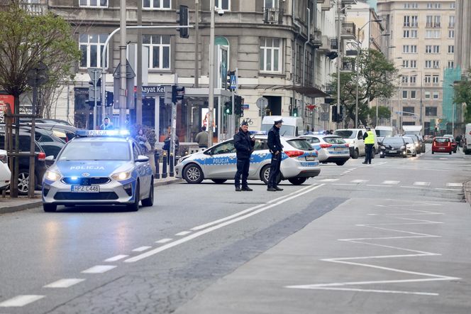 Zamknięta ulica w centrum Warszawy. Tajemnicze ćwiczenia, chodzi o ambasadę.