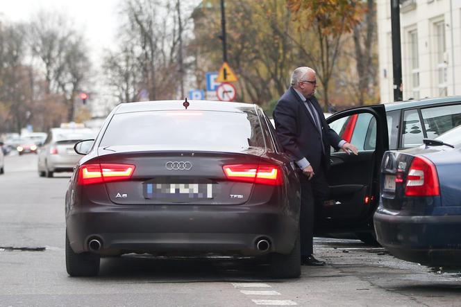 Adam Lipiński służbową furą po papierosy