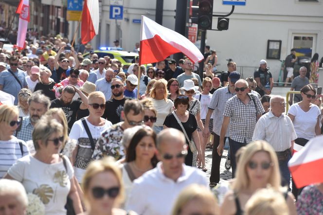 Marsz Milczenia dla Klaudii w Toruniu. „Niech nasza cisza przemówi głośniej niż słowa” [GALERIA]