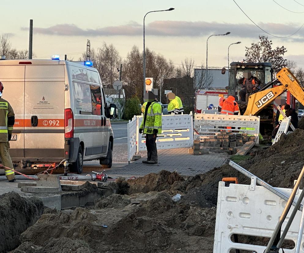 Wielka akcja strażaków na Białołęce. Wyciek gazu obok stacji paliw! Zablokowano ruch w obu kierunkach 