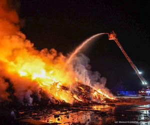 Gigantyczny pożar w Koniecpolu. Ogień pojawił się w firmie składującej odpady