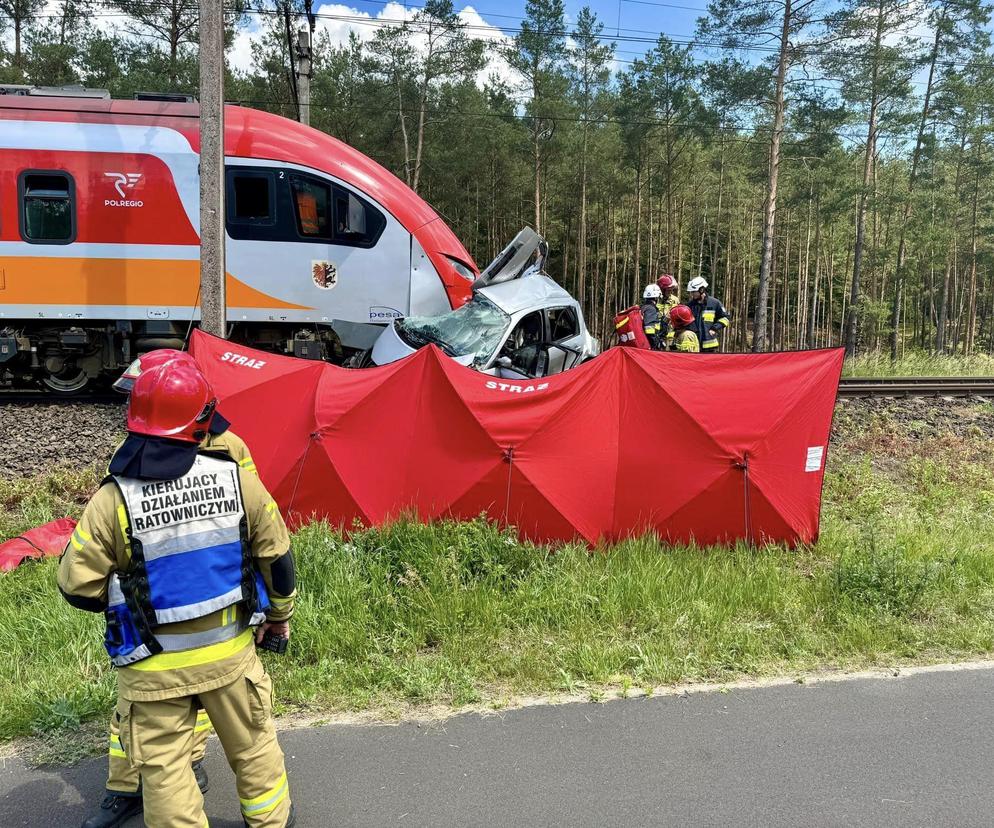 Kierowca zginął pod pociągiem. Tragedia na przejeździe kolejowym. 
