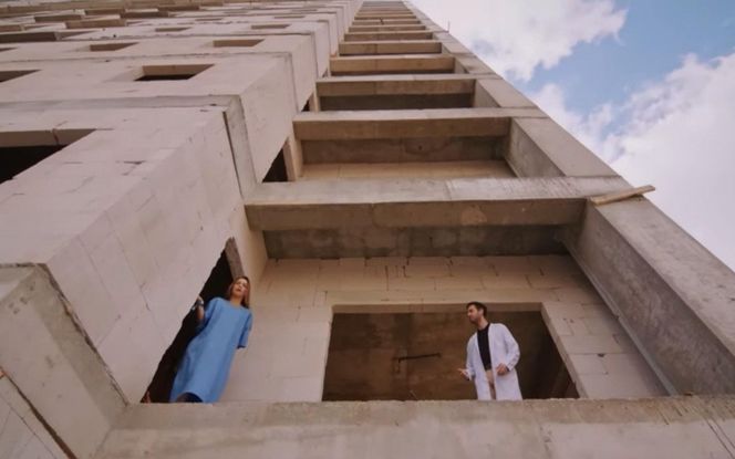 Miłość i nadzieja, odcinek 267: Sila skoczy z balkonu?! Usłyszy głosy i wychyli się za krawędź! - ZDJĘCIA