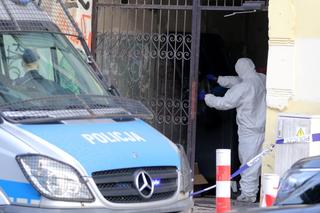 Ciała były zakopane na podwórku. Co się stało w kamienicy w Warszawie? Czy ciał może być więcej?