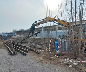 Rozbierają tory przy Towarowej w Lesznie. Powstać ma tam centrum przesiadkowe