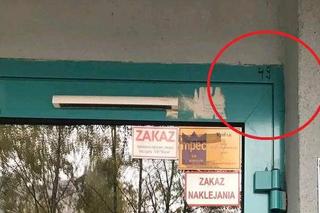 Oznaczenia włamywaczy na drzwiach do klatek na Osiedlu Widok w Krakowie