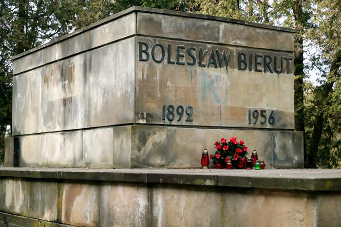 Zdewastowano groby Bieruta i Marchelewskiego. Krwawy napis