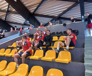 Na co dzień ratują, a dziś grają. Strażacka rywalizacja na parkiecie w Lesznie