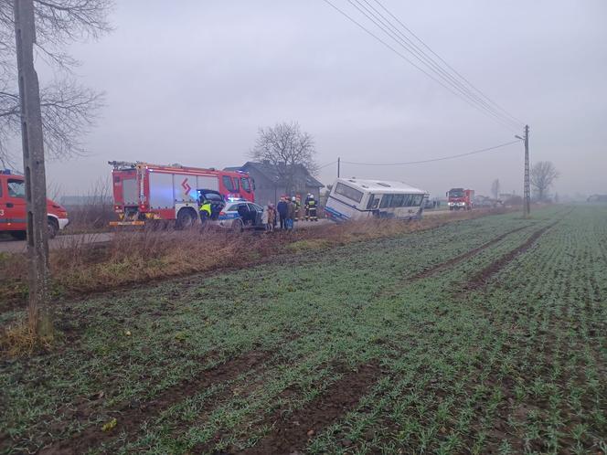 Wypadek autobusu szkolnego w Gąsiorowie