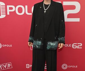 Konferencja prasowa 62. edycji Krajowego Festiwalu Polskiej Piosenki w Opolu. Tłum gwiazd na czerwonym dywanie