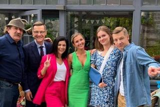 M jak miłość odc. 1702 na planie. Jędrzej Gutowski (Piotr Majerczyk), Franka (Dominika Kachlik), Piotrek (Marcin Mroczek), Paweł (Rafał Mroczek), Kinga (Katarzyna Cichopek), Ala (Alicja Ostolska)