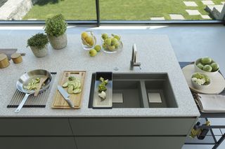 Zlew podblatowy – czy warto mieć go w kuchni, jaki wybrać blat