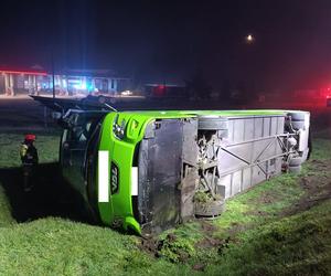 Wypadek na trasie krajowej koło Buska-Zdroju. Przewrócił się autokar przewożący obywateli Ukrainy