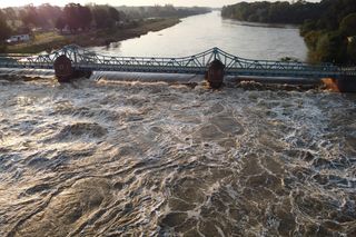 Powódź we Wrocławiu. Walka o osiedla nad Odrą i Oławą. Miasto przypomina oblężoną twierdzę 