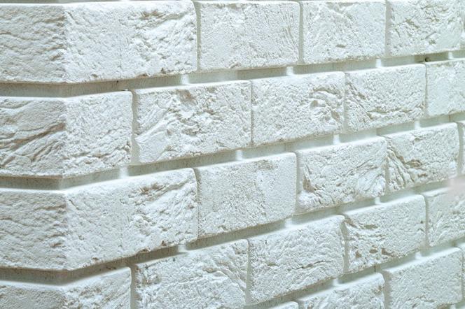 Biała cegła na ścianie