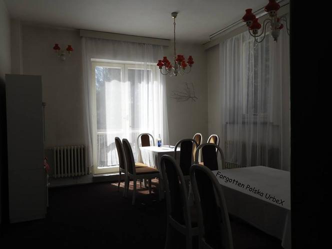 Pusta flaszka na stole, komputery i dziecięce zabawki w pokojach. Tajemniczy hotel na granicy polsko-czeskiej [ZDJĘCIA]