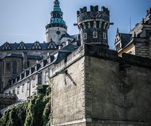 Ten zamek wygląda jak z filmu fantasy.  Leży tuż przy granicy z Polską 