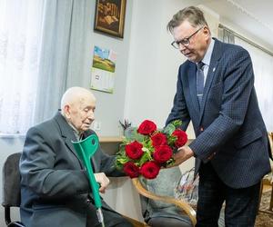 Pan Stanisław był przymusowo wcielony do niemieckiej armii! Teraz skończył 100 lat i wspomina dawne dzieje