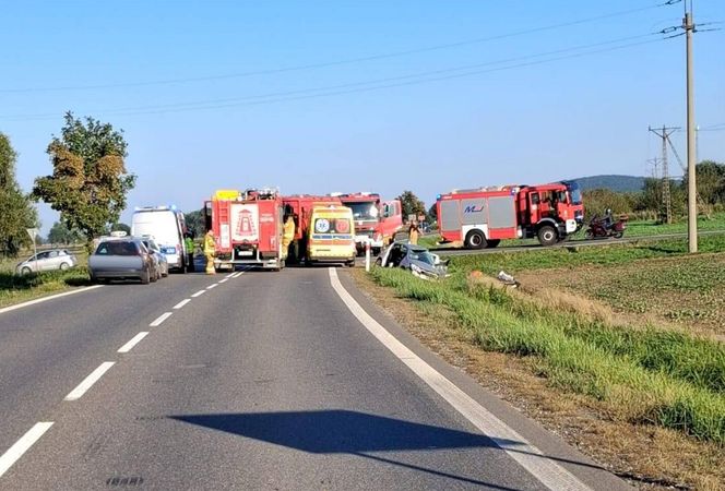 Śmiertelny wypadek na DK5. Toyota wjechała pod autobus. 27-latka nie żyje