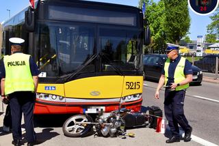 Motocyklista zderzył się z autobusem miejskim na Łopuszańskiej