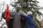 Nieznany sprawca pomalował pomnik Jana Pawła II farbą