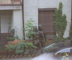 Mężczyzna zabarykadował się z bronią w Krakowie! W mieszkaniu było dziecko