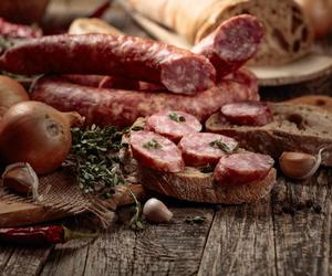 Podsuszana kiełbasa z piekarnika. Dzięki Instagramerce spokojnie zdążysz przed świętami 