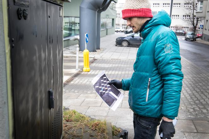 Artysta pomaluje skrzynki elektryczne w centrum Katowic. Chce zwrócić uwagę na problem dewastacji w przestrzeni publicznej