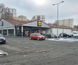 Nie chce marnować jedzenia, ale wprowadza zmiany. Klienci nie są zachwyceni. Lidl Polska komentuje