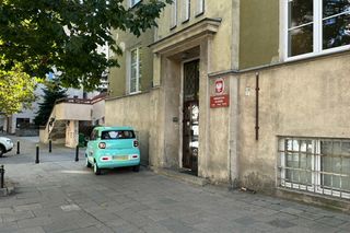 Kucyk na uwięzi. Tak w prokuraturze ładowali elektryczne auto. Przedłużacz zwisał z okna