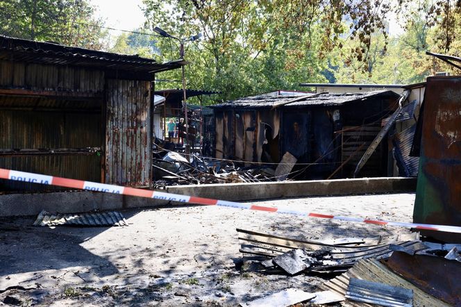 Pożar bazarku w Warszawie. Całkowicie spłonęło 12 budek sprzedażowych. "Przyczyny nie są znane"