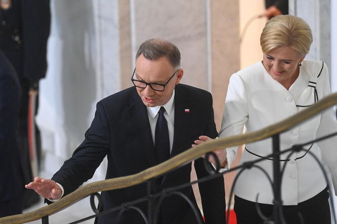 Agata Duda z kokardą na ramieniu w Sejmie