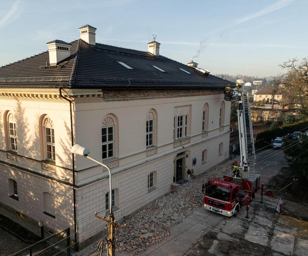 O krok od nieszczęścia w gminie Skawina. Gzyms odpadł od ścian zabytkowego dworu 