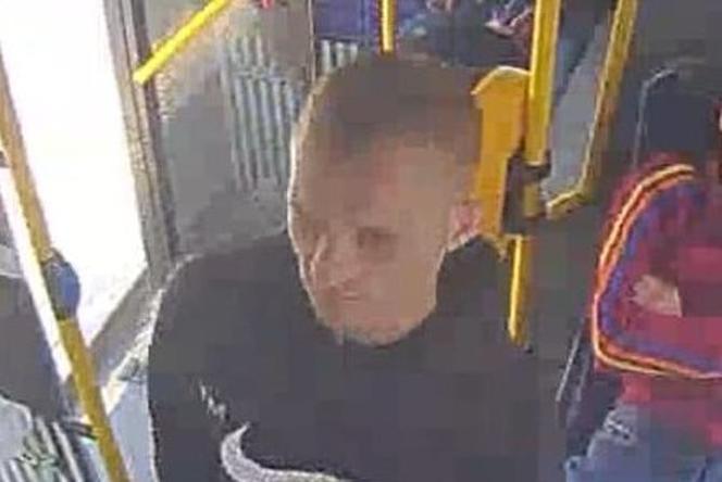 Podbiegł do kobiety i zerwał łańcuszek z szyi! Ściga go policja z Bydgoszczy
