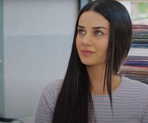 Kuzey zabiera Bahar na zakupy i kupuje jej drogie ubrania.