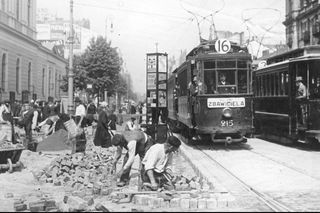 Cyfry na numerach taborowych Warszawskich Tramwajów na archiwalnych zdjęciach
