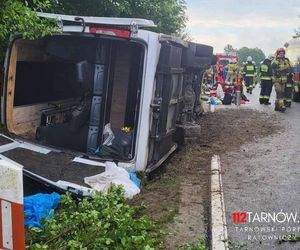 Autokar z dziećmi wylądował w rowie! Sześć osób rannych, droga zablokowana