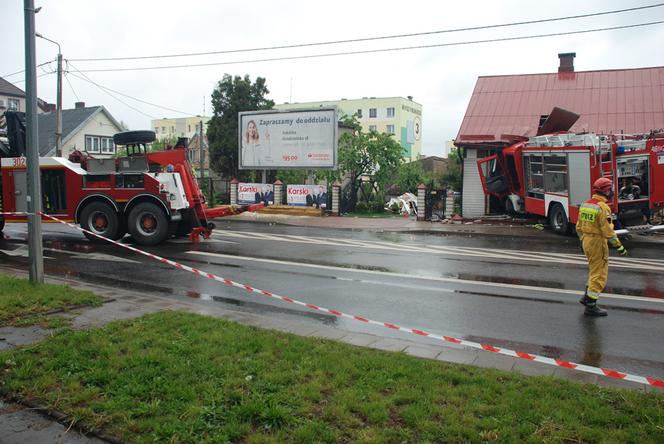 Sokółka. Wóz strażacki zderzył się z osobówką, a potem wjechał w dom. 4 osoby ranne