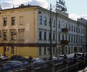 To jeden z najsłynniejszych budynków w Krakowie. W PRL-u stał się własnością państwa