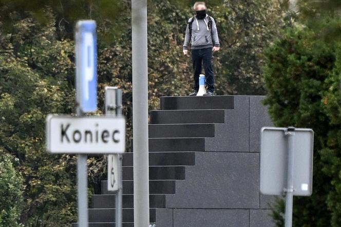 Incydent na pomniku smoleńskim. Mężczyzna grozi, że wysadzi się w powietrze