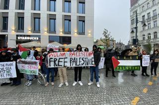 Protest w Łodzi. Zebrali się w centrum miasta by pokazać solidarność z Palestyną [ZDJĘCIA]