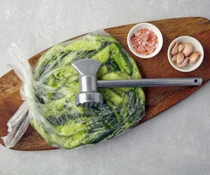 Surówka ogórkowa z worka. Przygotuj 4 składniki, torebkę i tłuczek