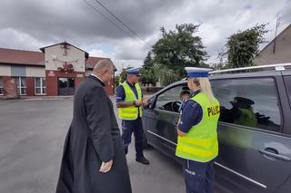 Ksiądz razem z drogówką zatrzymywał kierowców. Tego jeszcze nie widzieli [ZDJĘCIA]
