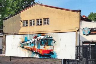 Mural ozdobi budynek zabytkowej zajezdni