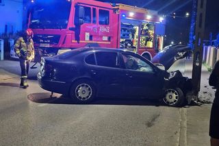 Uszkodzona latarnia i rozbite auto na ulicy Kościelnej w Starachowicach