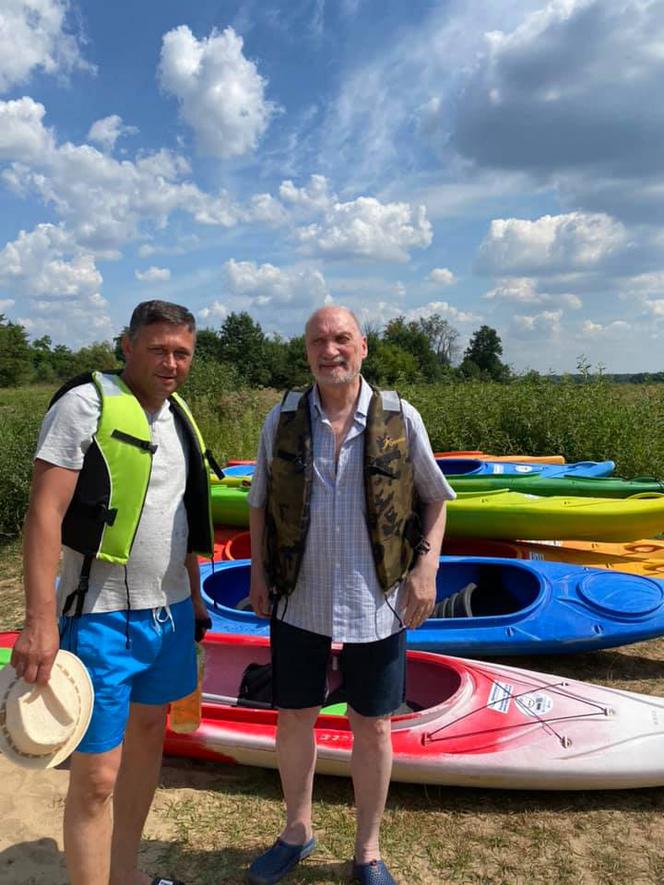 Antoni Macierewicz na... kajakach. Wiosłował w Świętokrzyskiem! 