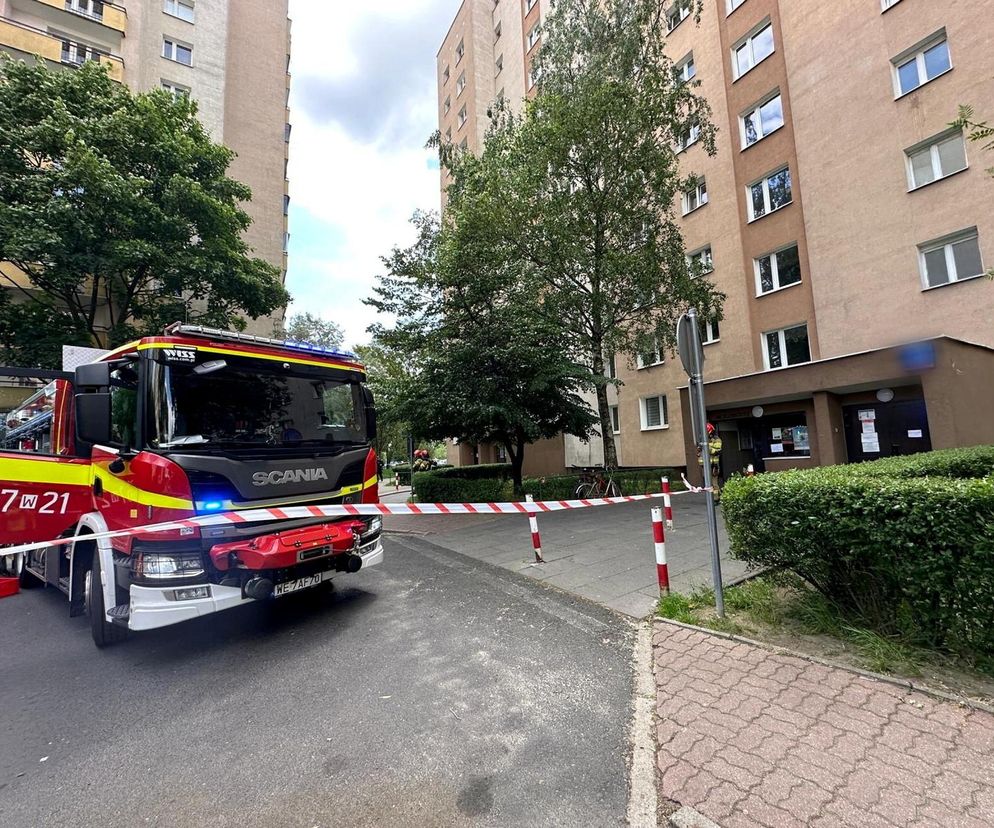 Pożar w bloku na Bemowie. Płonie mieszkanie na 11. piętrze. Jedna osoba poszkodowana	