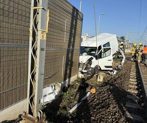 Dostawczak wjechał pod pociąg! Ogromne utrudnienia na kolei