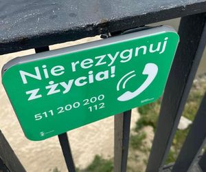 Na mostach pojawiły się specjalne tabliczki. Nie rezygnuj z życia