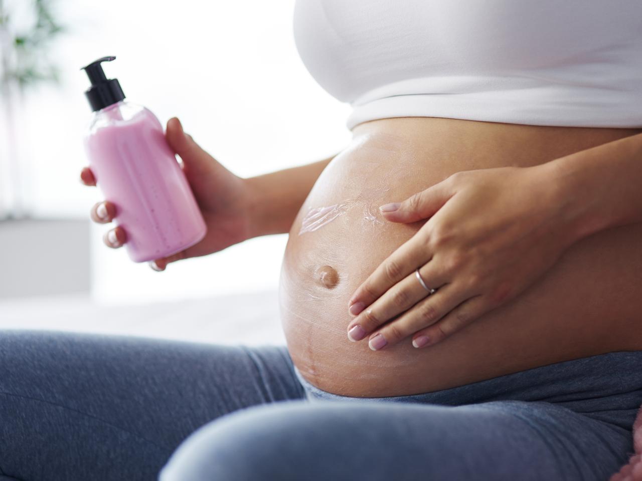 Chcesz się opalić w ciąży? Zobacz, czy solarium, samoopalacz i opalanie natryskowe to dobry pomysł